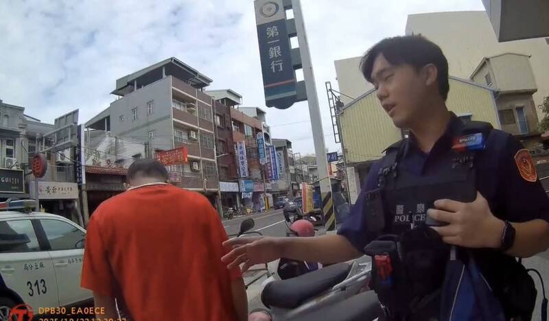 黄男（左）被骗到银行领钱，热心警力阻。（麻豆分局提供）