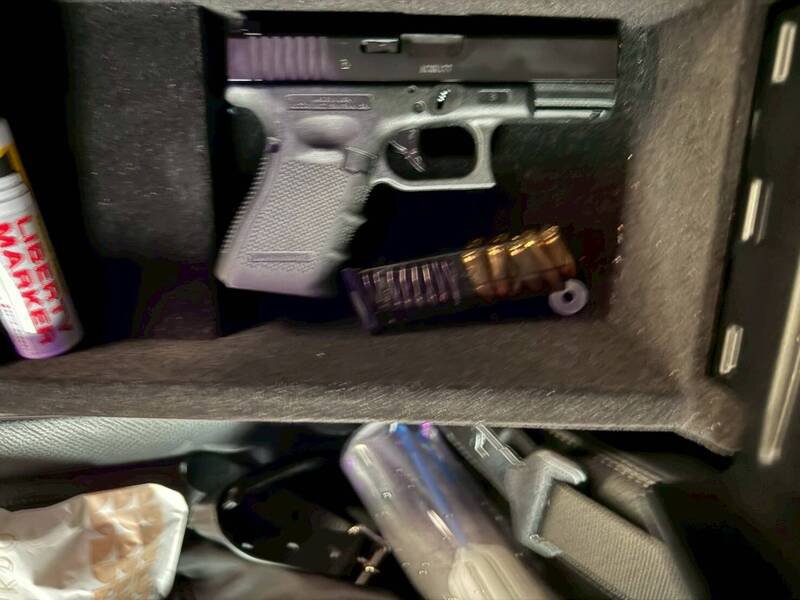 海巡署、新北警方查获黄姓男子，在他租赁车后座，查出改造枪弹，续追幕后集团及枪械来源。（记者吴仁捷翻摄）