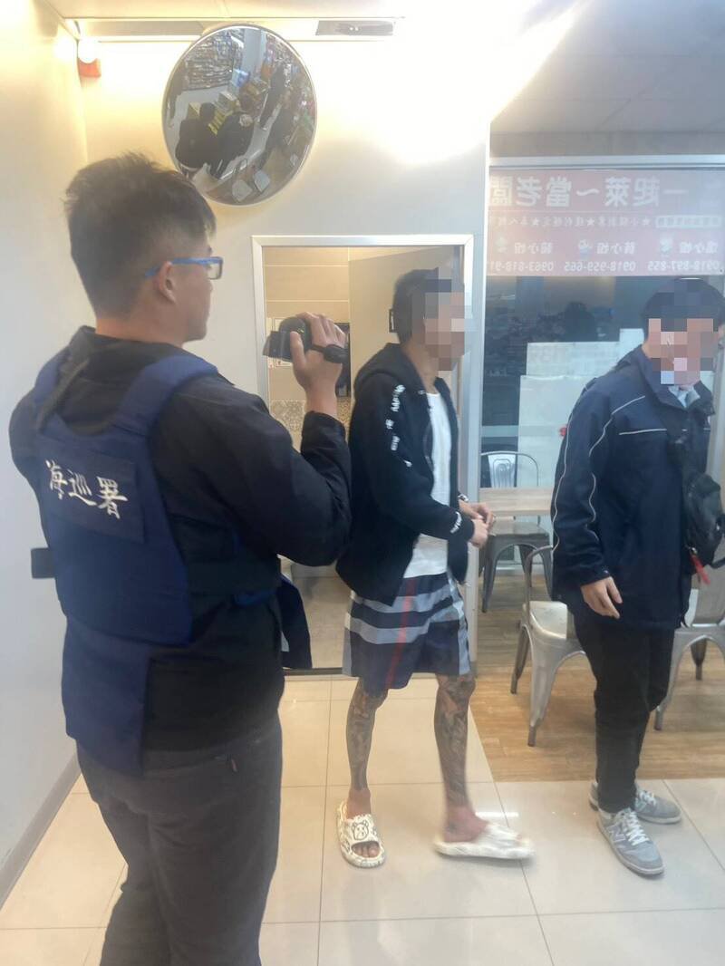 海巡署、新北警方查获黄姓男子，在他租赁车后座，查出改造枪弹，续追幕后集团及枪械来源；图为专案小组在新竹一间超商拘提黄嫌到案。（记者吴仁捷翻摄）