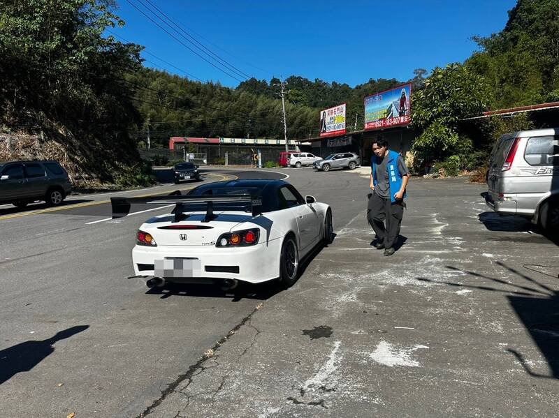 大溪警方实施静桃专案，甫开张就拦截到本田的经典跑车S2000（警方提供）