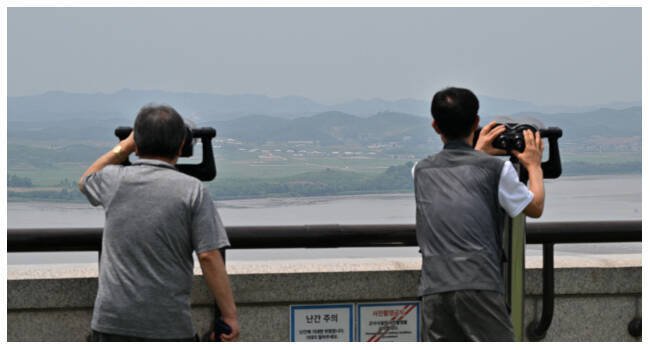 南韩民众在坡州的乌头山统一展望台，透过望远镜眺望北韩（图）。南韩近日已暂停非军事区（DMZ）的参访行程，引发外界对可能在此地举行第四次「川金会」的猜测。（法新社档案照）