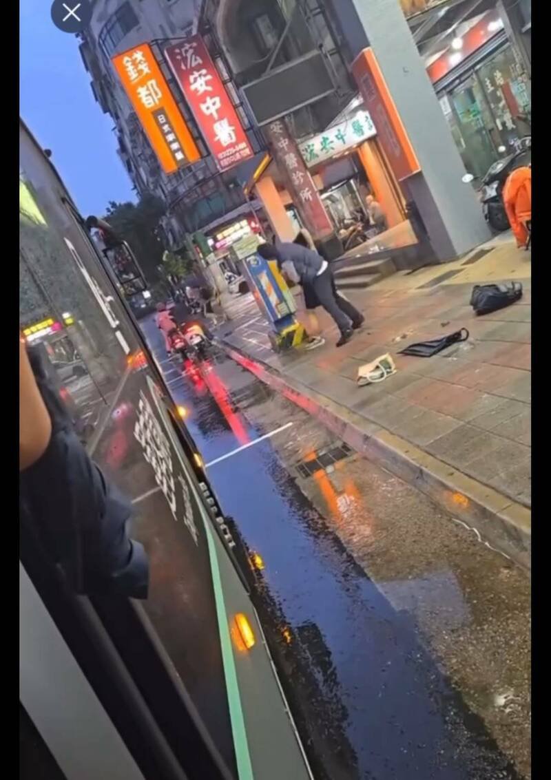 司机殴打高中生全被拍下，即使溅血仍不停手。（撷取自网路）