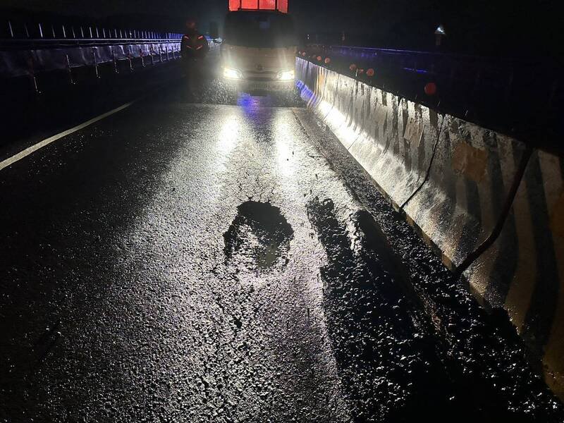台61线西滨坑洞导致爆胎，险酿连环车祸。（警方提供）