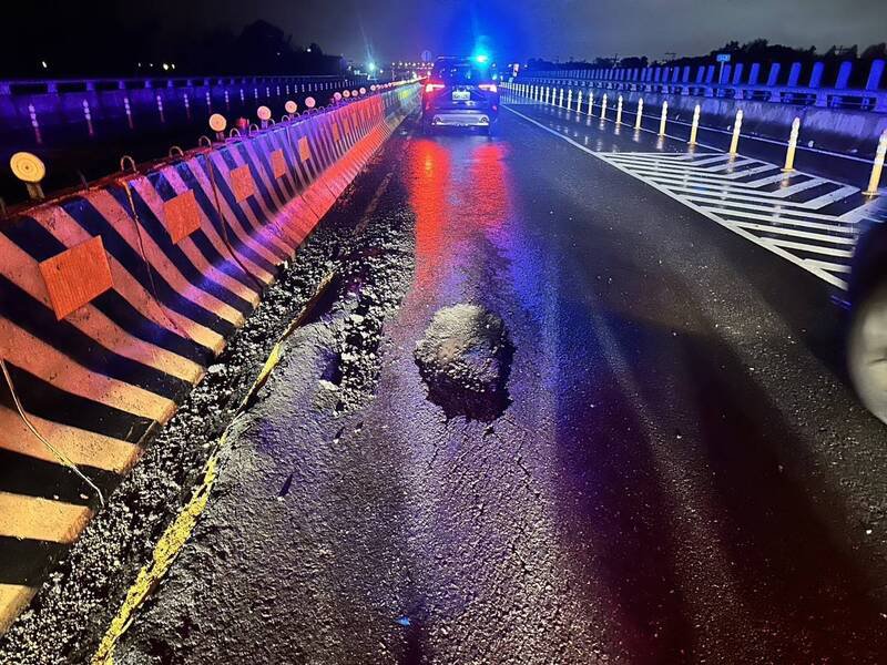 台61线西滨坑洞导致爆胎，险酿连环车祸。（警方提供）