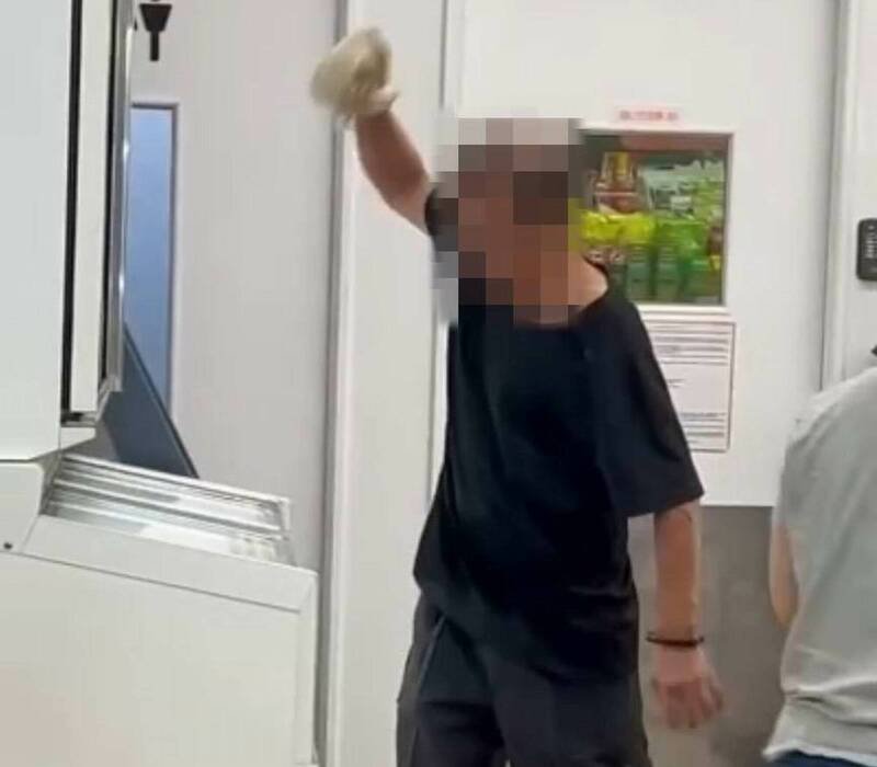 阿伯酒后大闹超商狂砸货品，还把冰箱玻璃砸碎。（图由民众提供）