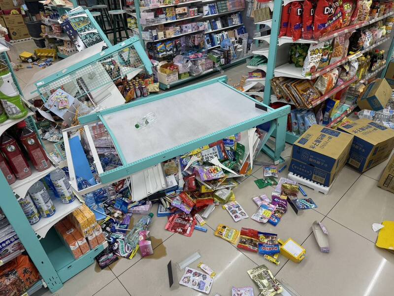 超商货品惨遭阿伯狂砸，店家清点损失80万元。（图由警方提供）