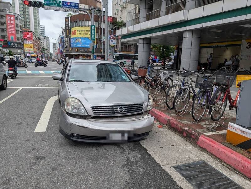 犯嫌从驾驶的轿车上弃车跳车逃逸。（记者郑景议翻摄）