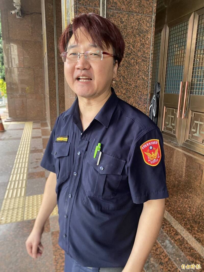 基隆地检署法警副警长蔡清华面对刘男突然攻击，冷静将刘姓男子压制在地上铐，他不敢居功大赞是同仁认真执勤过滤X光扫描机，及时遏止可能的危害。（记者林嘉东摄）