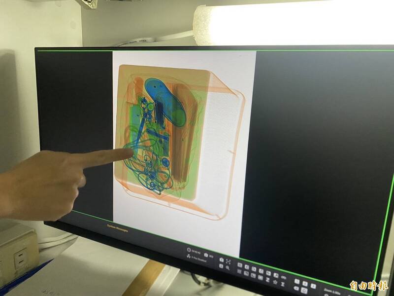 基隆地检署法警透过X光扫描机发现刘男携带的手提袋内有1把菜刀与1把剪刀，及时将他拦下，制止可能的危害。（记者林嘉东摄）
