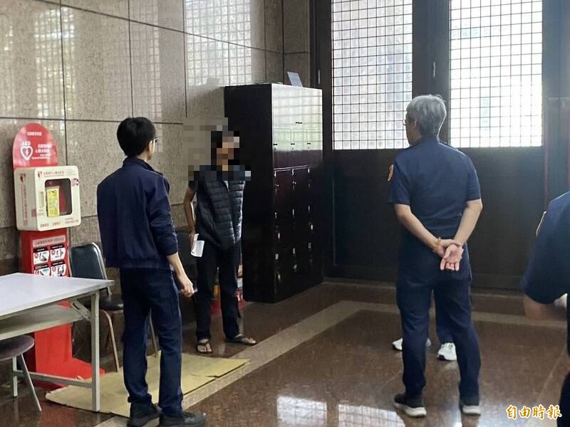 基隆地检署法警及时发现刘男携带内有刀械的手提袋入内，先将压制上铐后，等待警方前来侦办。（记者林嘉东摄）