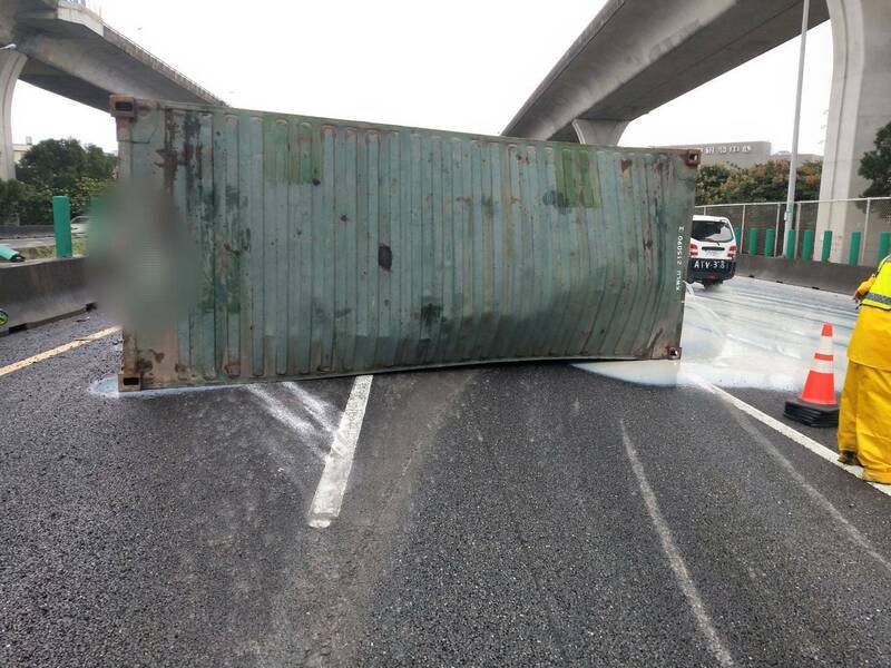 国道1号北向55.9公里货柜车追撞休旅车酿货柜掉落车道，回堵逾5公里。（记者李容萍翻摄）