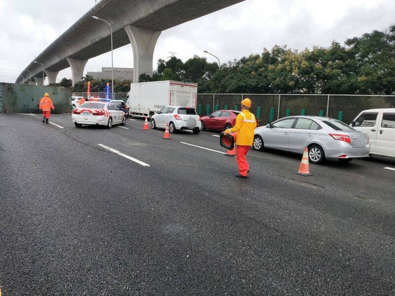 国道1号北向55.9公里货柜车追撞休旅车酿货柜掉落车道，回堵逾5公里。（记者李容萍翻摄）