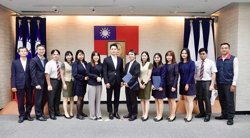 北市市长蒋万安颁发感谢状表扬7至8月成功协助拦阻诈骗案件量能前3名金融机构及拦阻有功人员。（记者刘庆侯翻摄）