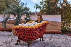 埃及艳后变成南瓜雕像？ 德国农场艺术节超吸睛