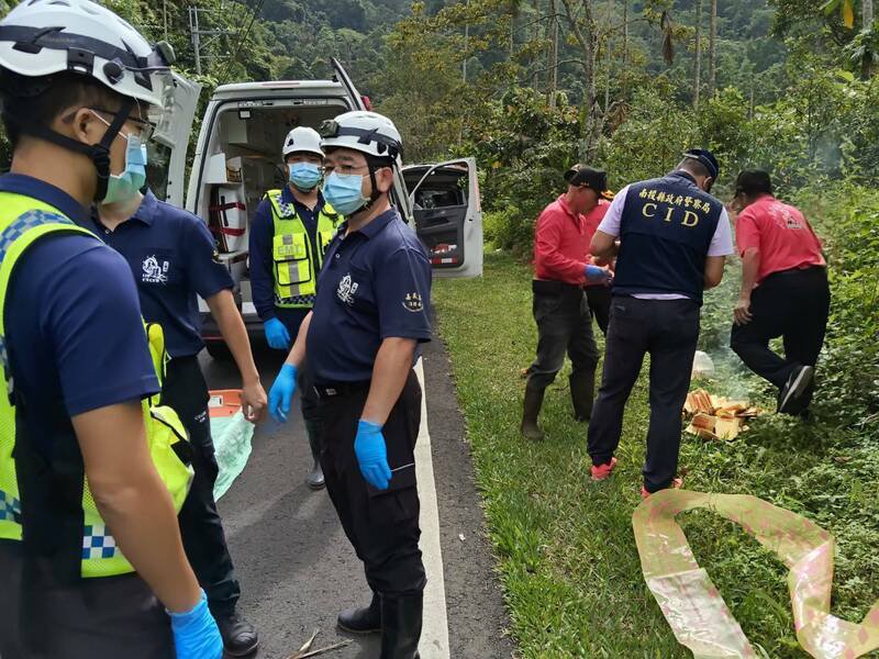 警消人员今在台3线旁接近大埔阿婆湾的山区，发现郭妇遗体。（警方提供）