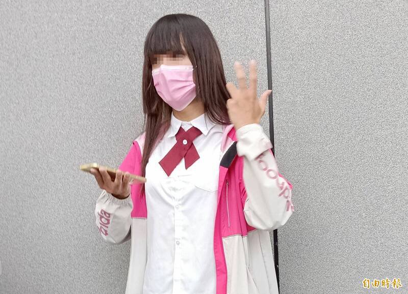 许姓男子今天长发女装出庭，强调证件是别人给的，自己并没有伪造。（记者陈建志摄）