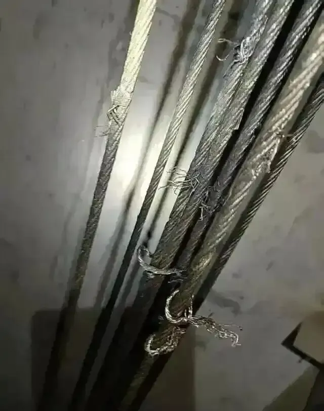 破坏小区电梯钢绳，触碰了“安全高压线”