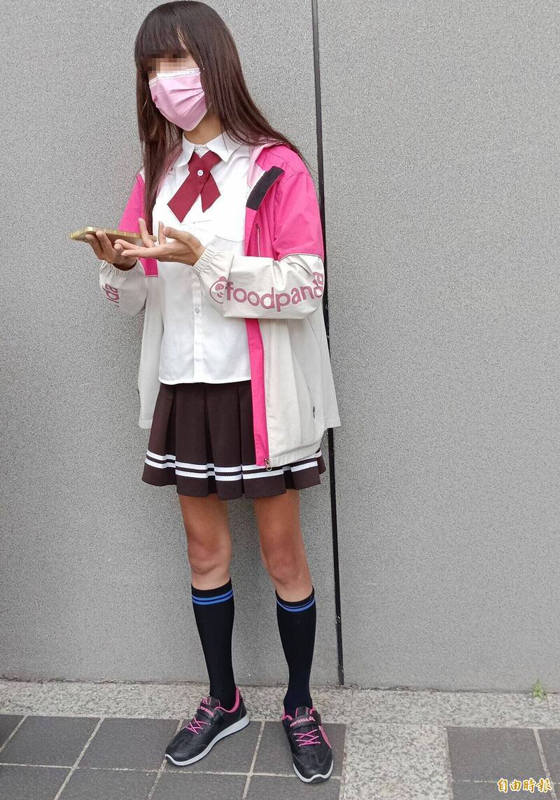 「Yuki」今天一身女性装扮出庭，自爆是染色体「XXY」的双性人。（记者陈建志摄）