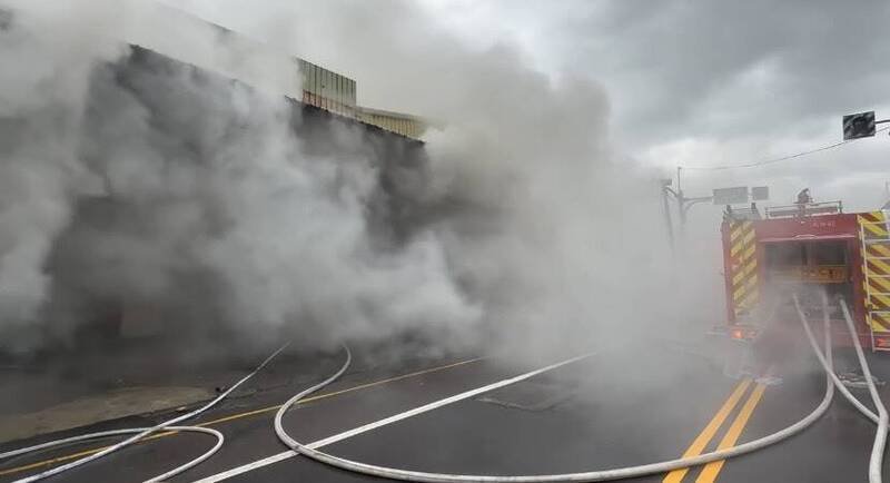 桃园市桃园区树仁三街今早惊传仓库火灾，浓烟密布，疑受困火场的网拍业者夫妇遗体晚间寻获。（桃园市消防局提供）