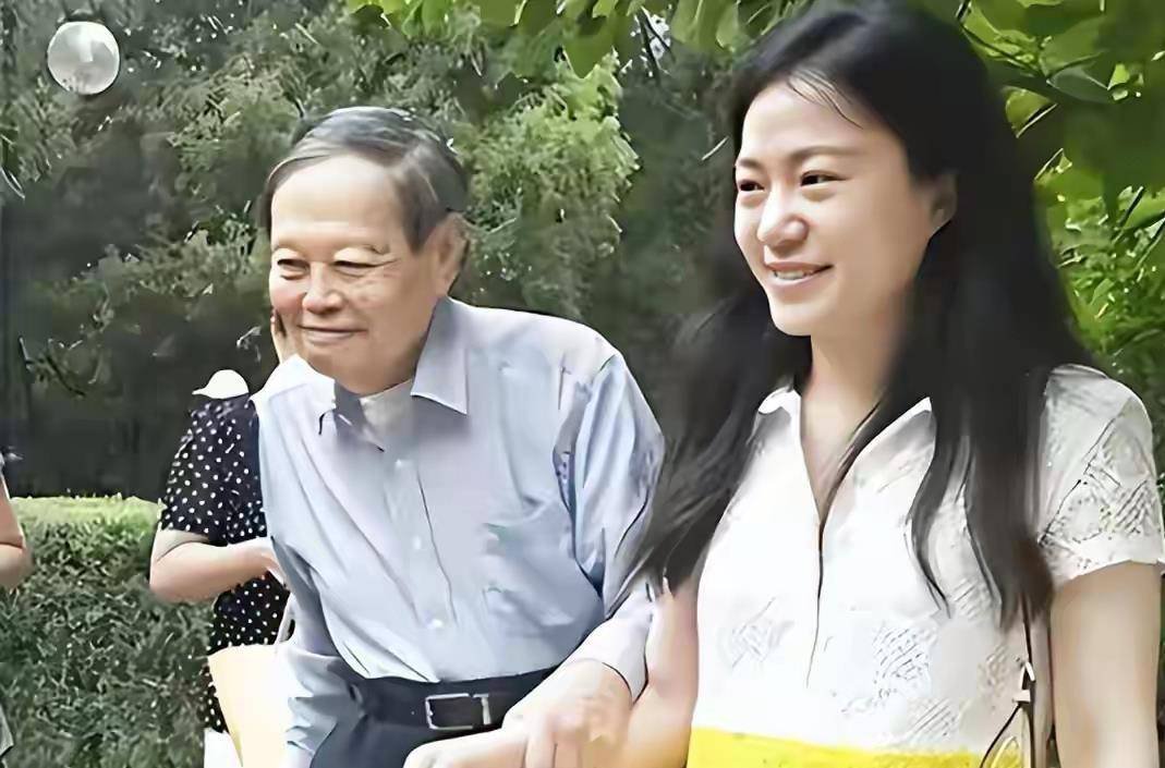 翁帆给杨振宁守寡,连夜发布不再婚声明,.杨振宁给她惯坏了