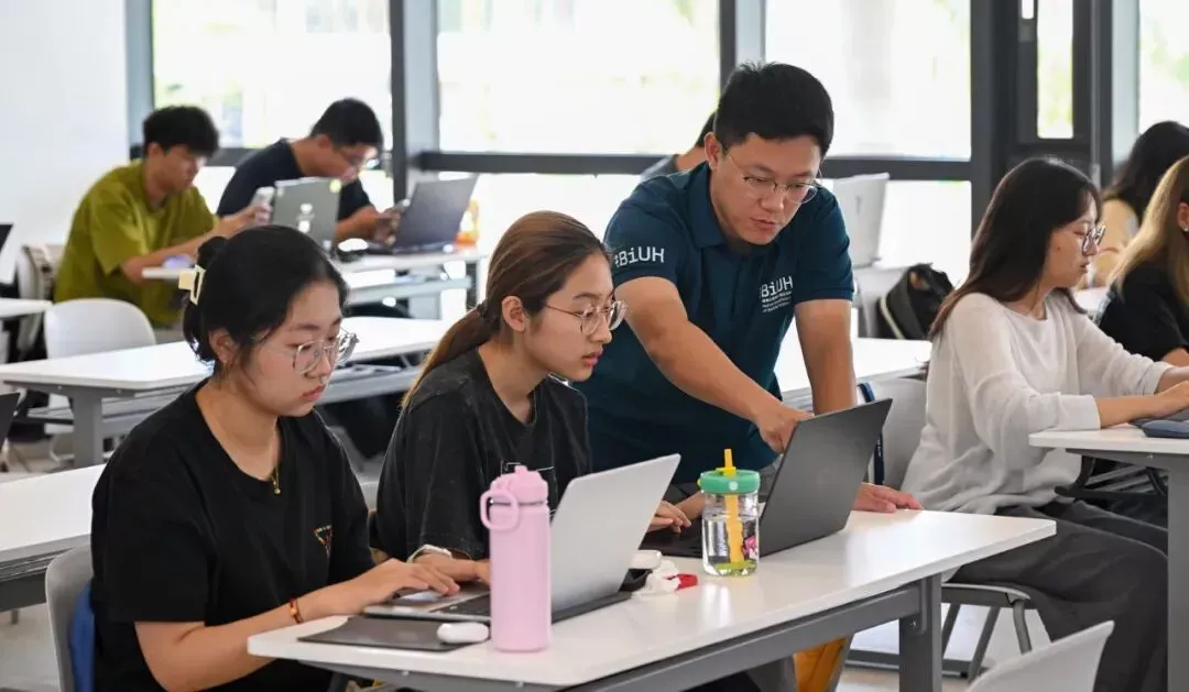 9月26日,海南比勒费尔德应用科学大学的学生在上课 / 新华社记者杨冠宇 摄