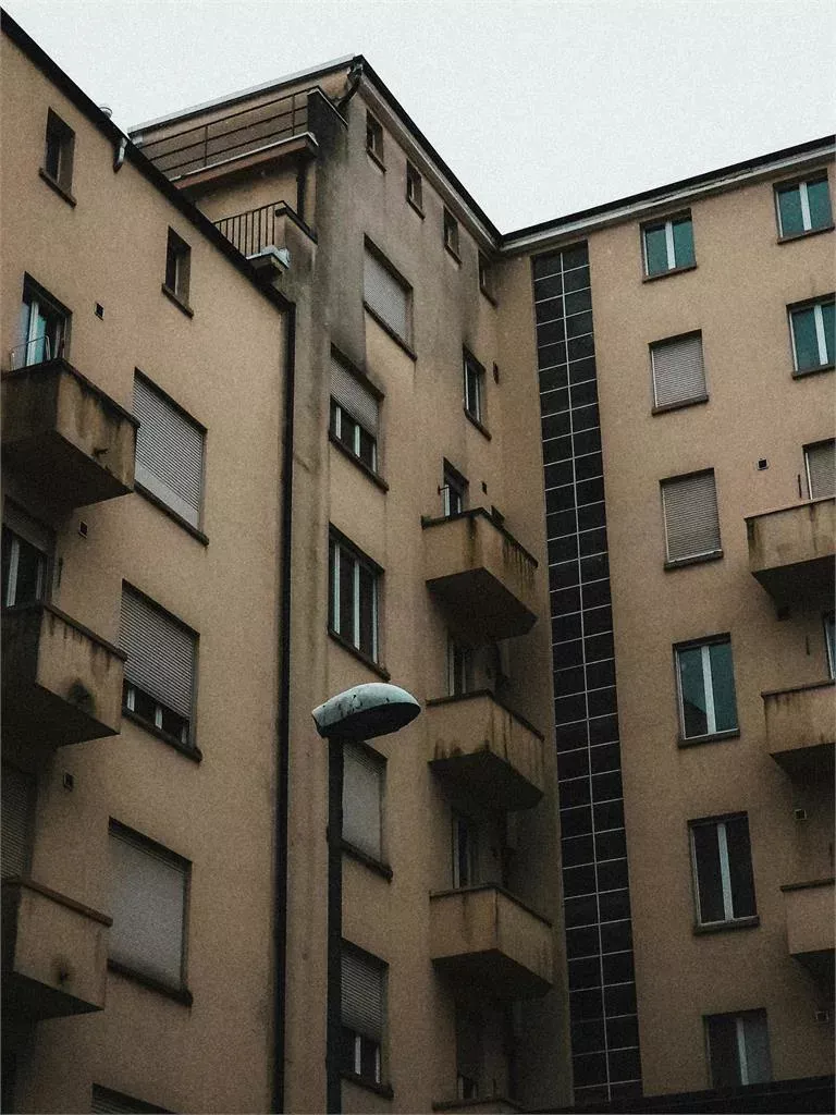 男杀女友藏阳台7年！妻同住1年没发现尸体 直到…