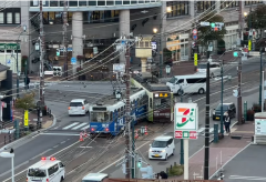 北海道惊传路面电车脱轨相撞  撞击画面曝光