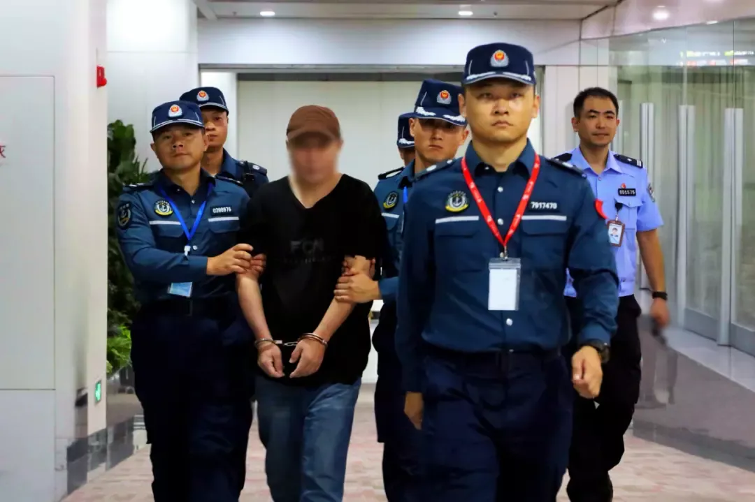 海警执法员押解嫌疑人1.png