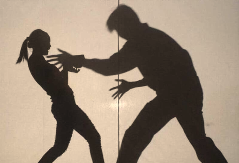 李姓男子被控掐捏走过她身旁的女子臀部，基隆地检署依涉犯性骚扰防治法起诉。示意图（资料照）