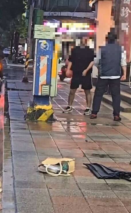 刘姓司机冲下车暴打学生。（记者郑淑婷翻摄）