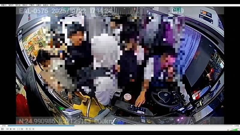 身穿黑衣的黄姓学生，下车前对刘姓司机说「你连前都不会算，这辈子就这样了」，刘姓司机愤而追下车出拳。（记者郑淑婷翻摄）