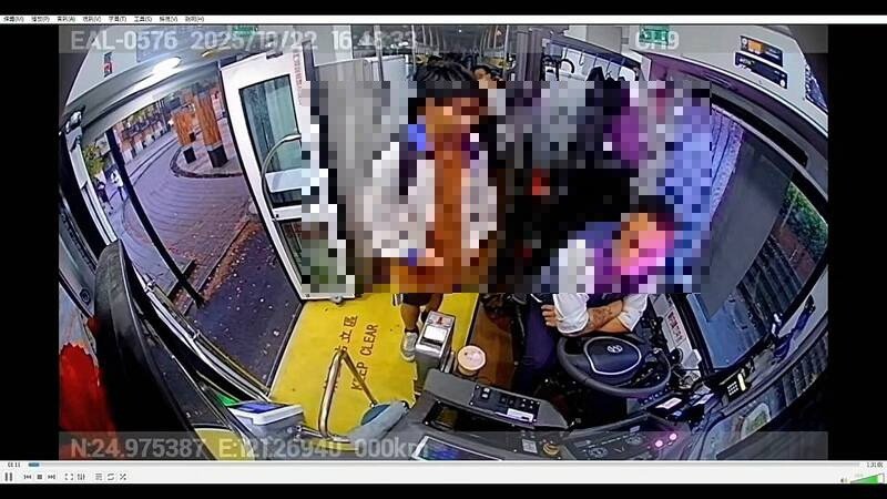 司机质疑1名同学投币不足。（记者郑淑婷翻摄）