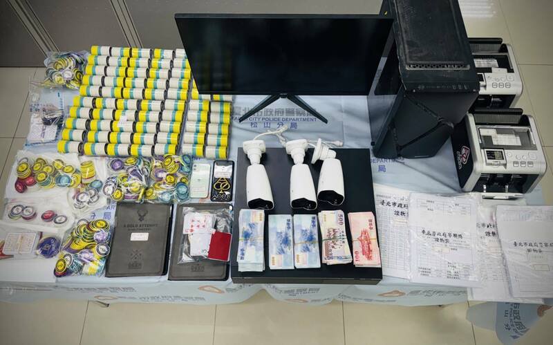 警方查扣现金38万7300元，筹码、监视器、点钞机及赌具等赃证物。（记者邱俊福翻摄）