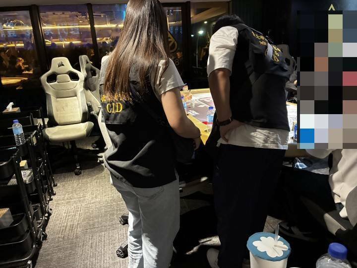 Ace8国际德州扑克竞技协会涉赌，警方上门查察控制现场赌客。（记者邱俊福翻摄）