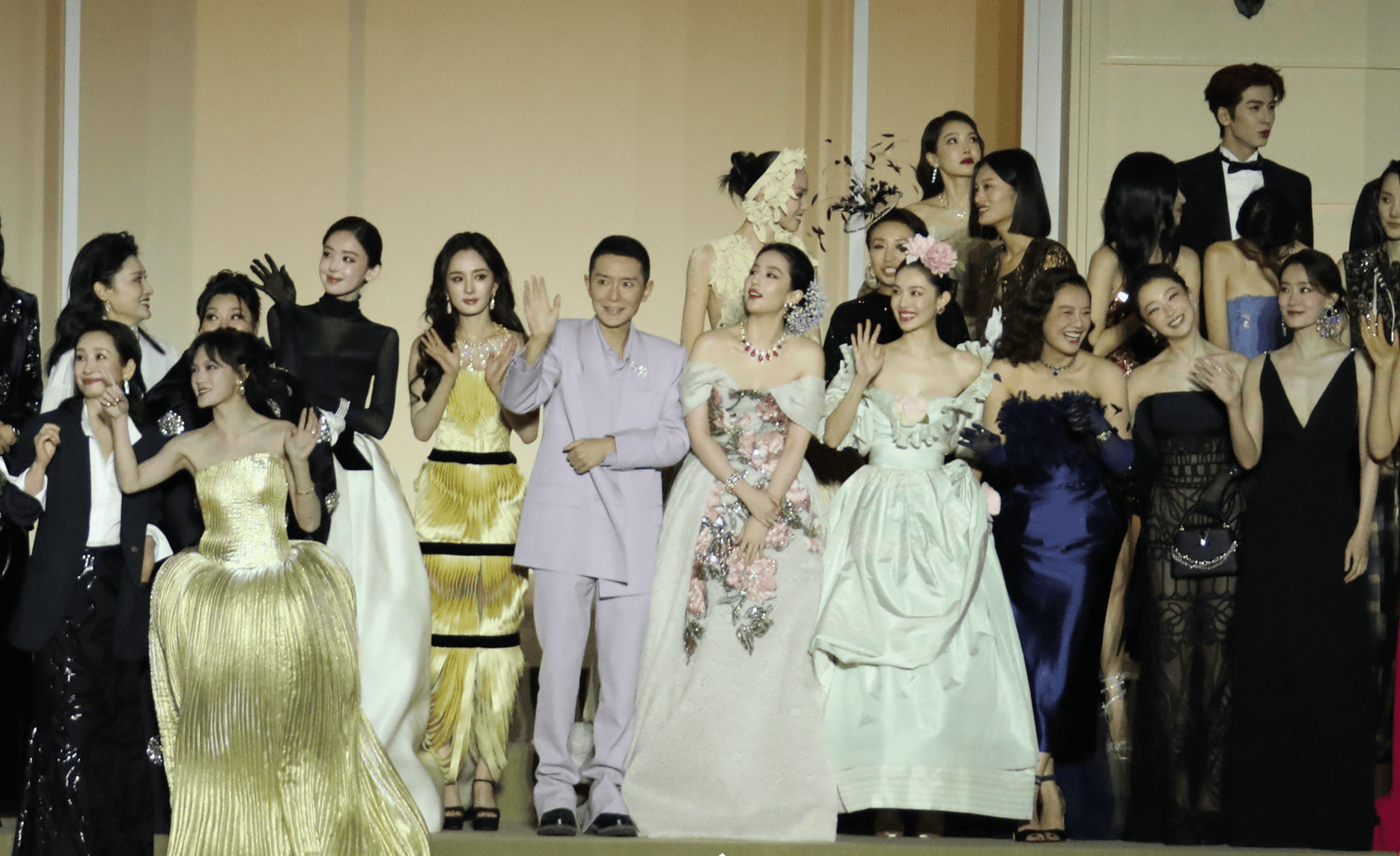 VOGUE盛典好抓马！刘亦菲压轴出场 大合影杨幂扭头表情尴尬