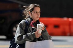 英女子顺手把剩余咖啡倒水沟 竟遭重罚6000元