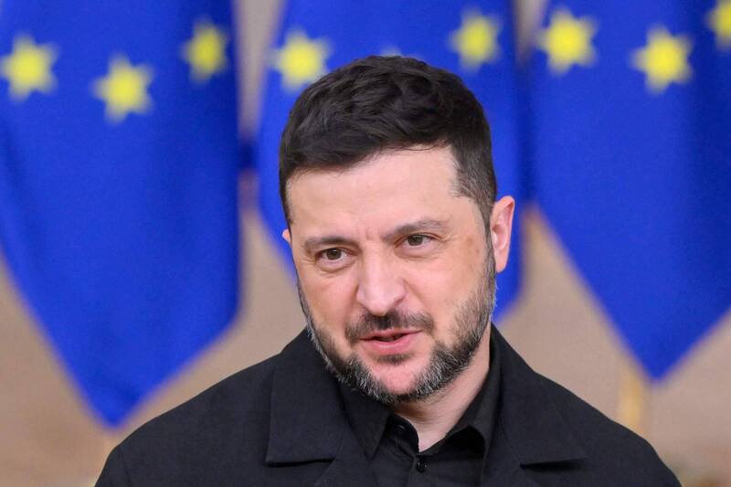 乌克兰总统泽伦斯基23日抵达布鲁塞尔出席欧盟理事会会议时，向在场媒体发言。（法新社）