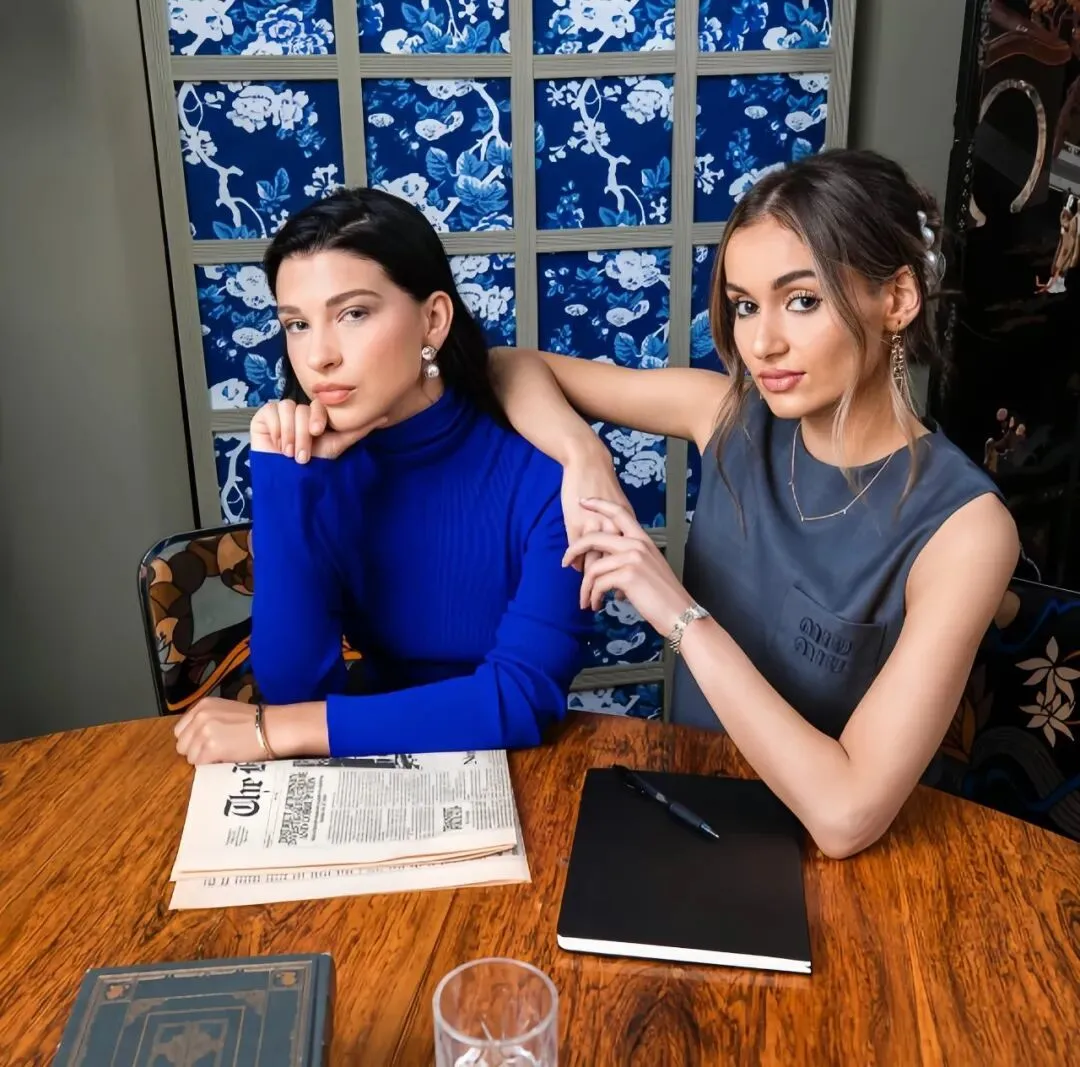 ·菲比（左）与索菲亚。（菲比社交媒体账号）