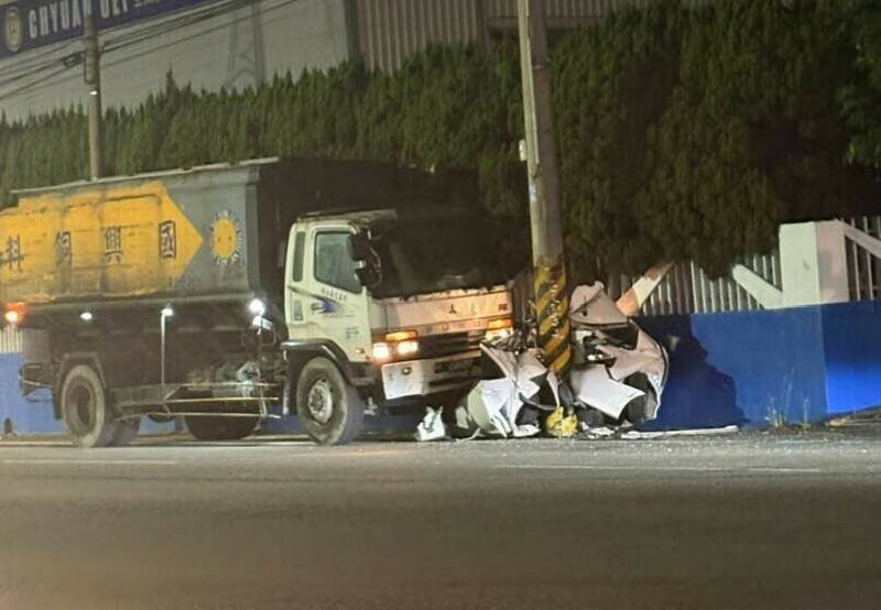 小客车像「蛋壳」般碎裂，几成废铁。（图／翻摄自threads／mjzerotw授权提供）