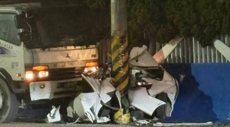 小客车被大货车冲撞，还好里面没人。（图／翻摄自threads／mjzerotw授权提供）