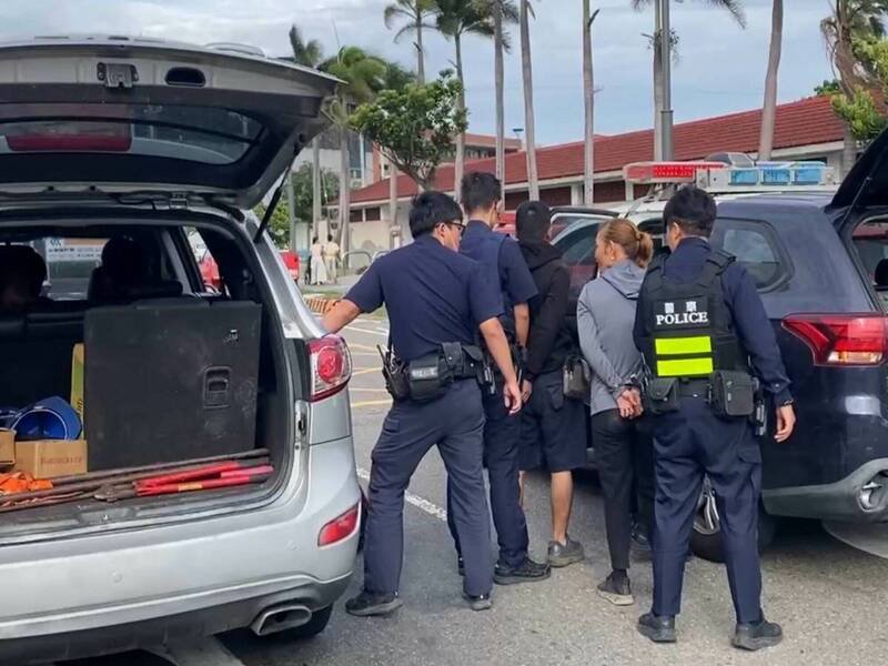 鹿港警方当街查获4名失联移工。（图由民众提供）