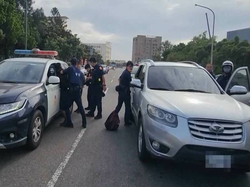 休旅车挤了7名移工，遭警拦查。（图由民众提供）