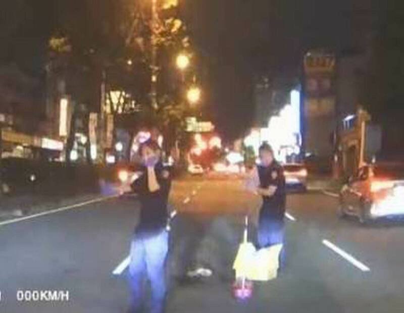 员警抢救受伤的流浪猫。（图由警方提供）