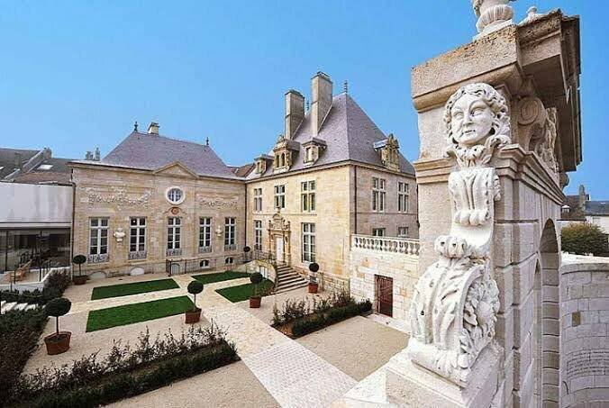 法国狄德罗启蒙之家遭窃，损失约2000枚金币和银币。（撷自X@amuse）