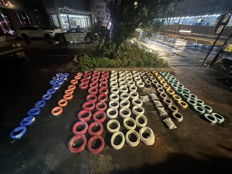 邓姓男子险些偷窃工地的电线、铜管得手。（警方提供）