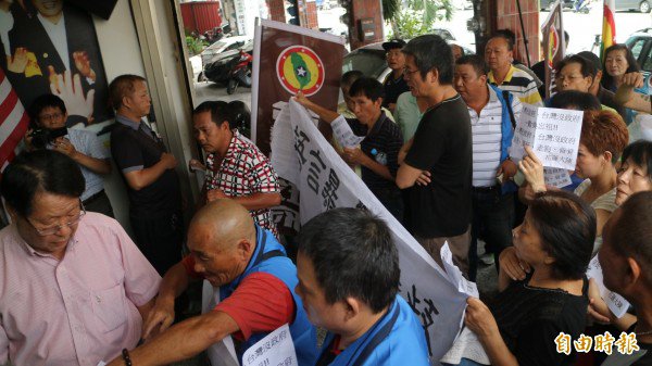 民意里长颜春有带领30多名大陈乡亲前往抗议高喊「台湾民政府，台湾没政府」。（记者王锦义摄）