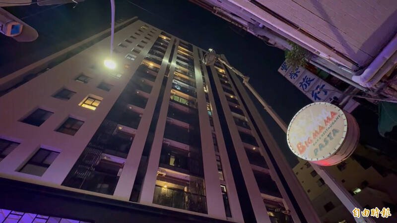 起火点位于13楼，消防队升上云梯车救援。（记者许丽娟摄）