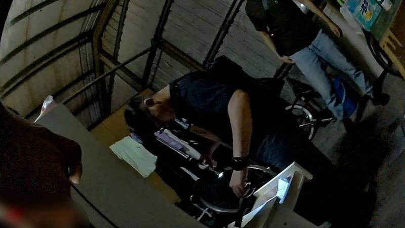 关山警分局警方在林嫌住处搜索。（记者黄明堂翻摄）