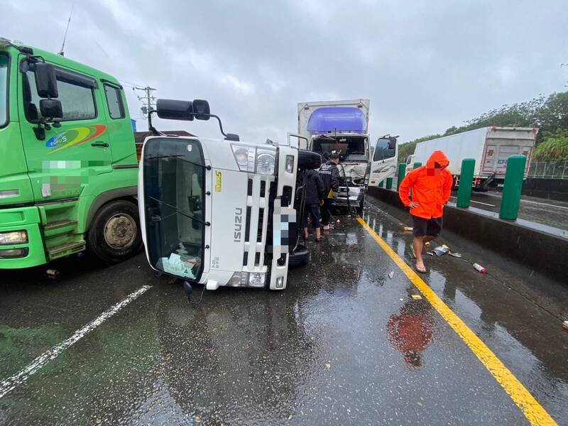 王姓男子驾驶货车追撞砂石车，又侧撞另1辆大货车。（警方提供）