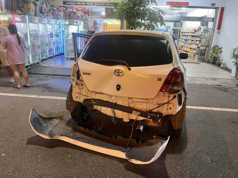 南投埔里发生轿车连撞4汽、机车肇逃案，并造成1名掀背车的驾驶受伤。（埔里警方提供）